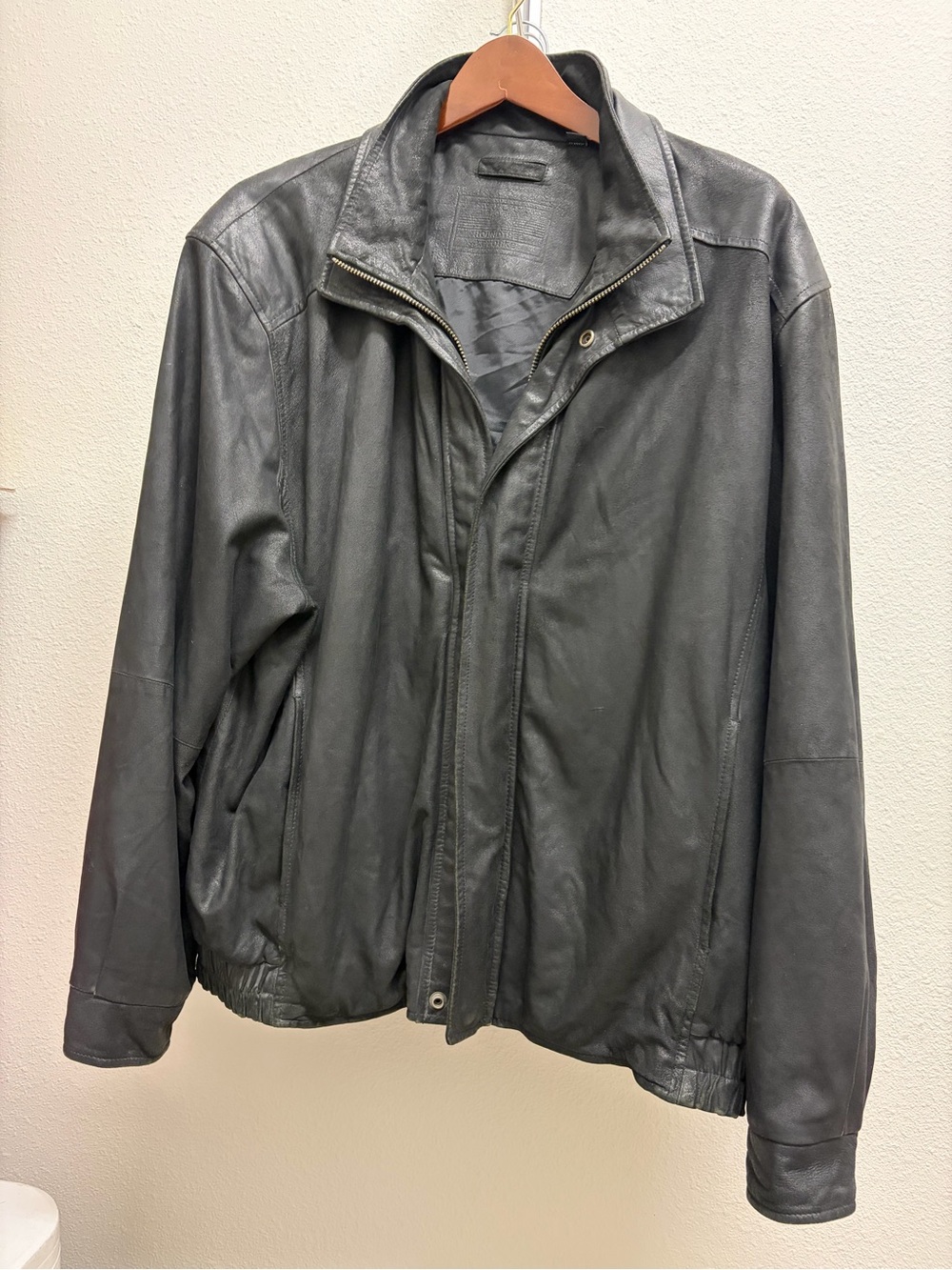 Roundtree & Yorke Men's Black GOAT Leather Bomber Jacket - Classic Zip Front